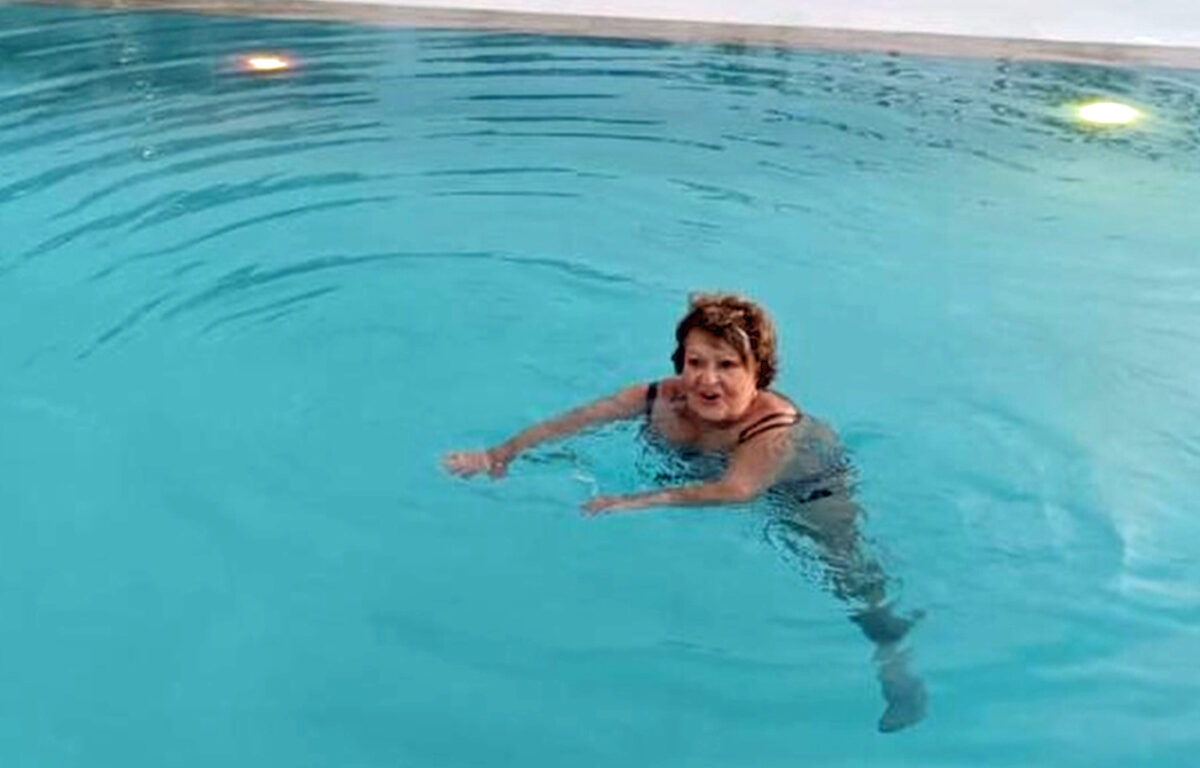 Jiřina Bohdalová si v téměř 93 letech ráda zaplave v bazénu. Foto: archiv S. Stašové