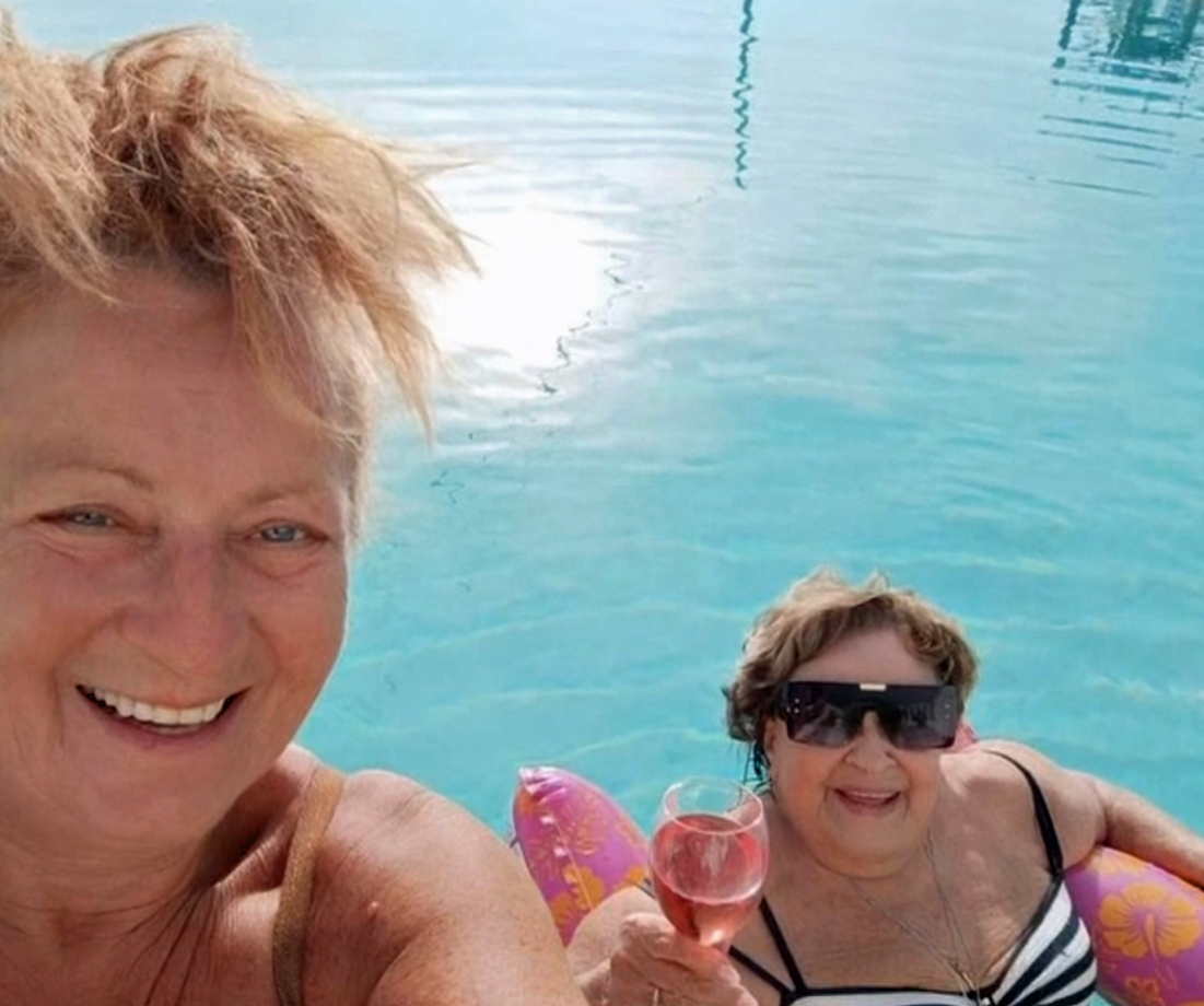Simona Stašová a Jiřina Bohdalová v bazénu na Tenerife v lednu 2024. Foto: archiv S. Stašové