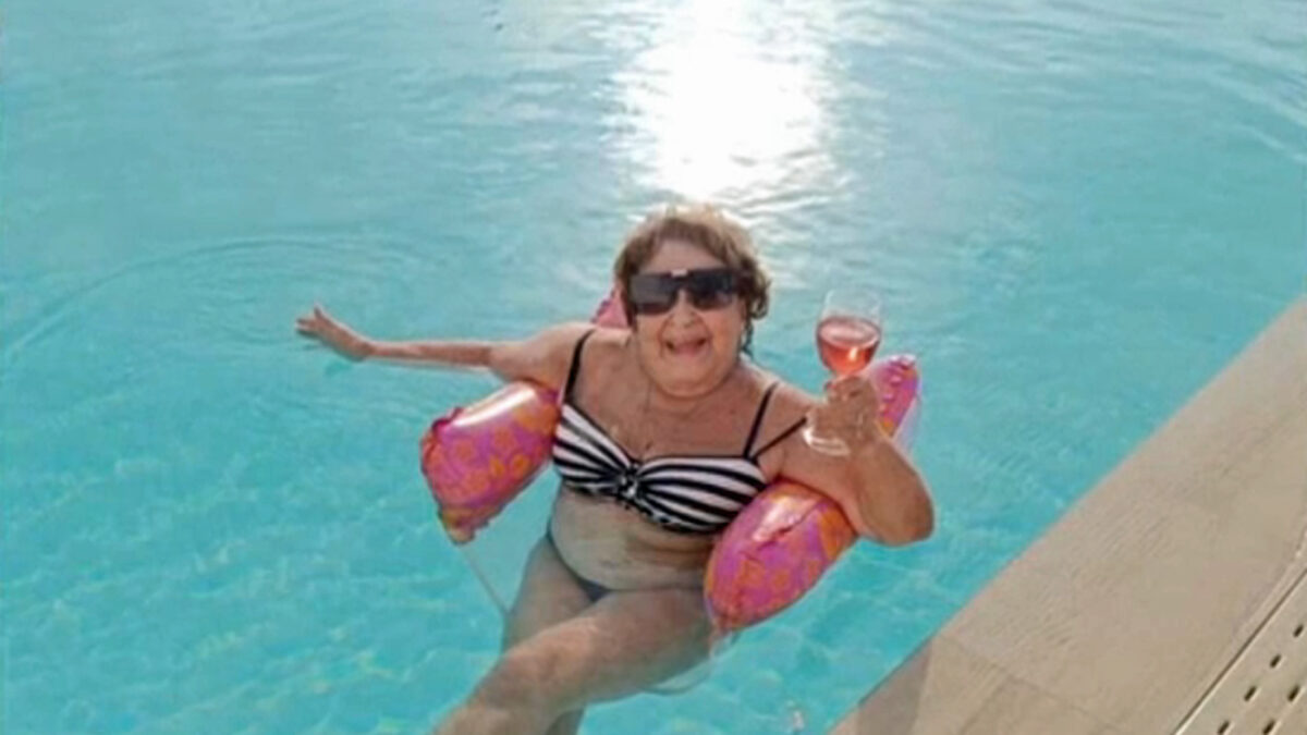 Jiřina Bohdalová si užívala s drinkem v bazénu na Kanárech. Foto: archiv S. Stašové