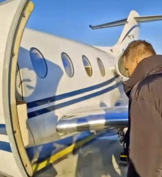 Leoš Mareš nastupuje v Praze do svého letadla. Foto: IG
