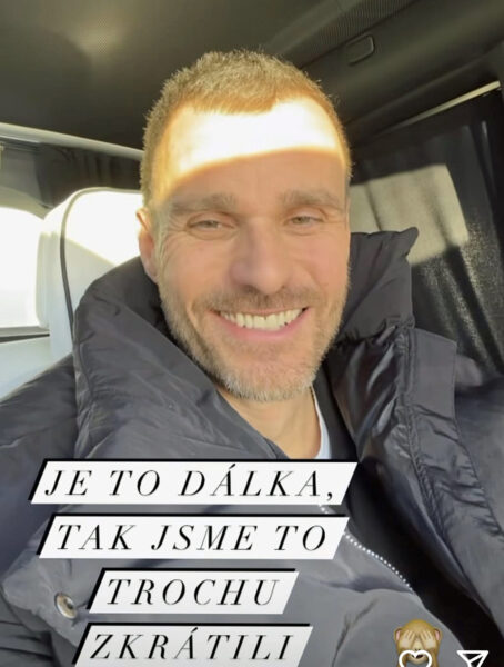 Leoš Mareš v autě na cestě na letiště. Foto: IG