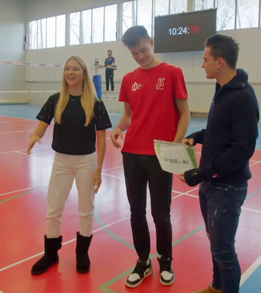 Ondřej Mánek předal spolu s Luciní Neumannovou výhru Vojtovi Pitnerovi.
