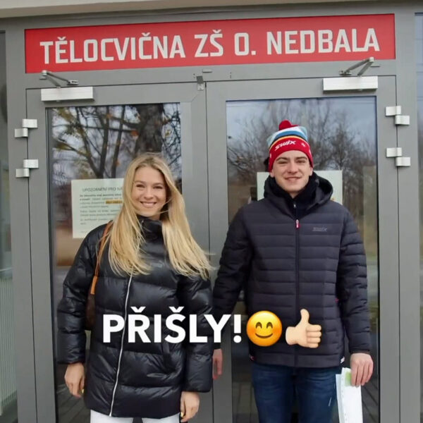 Ondřej Mánek předal spolu s Luciní Neumannovou výhru Vojtovi Pitnerovi.
