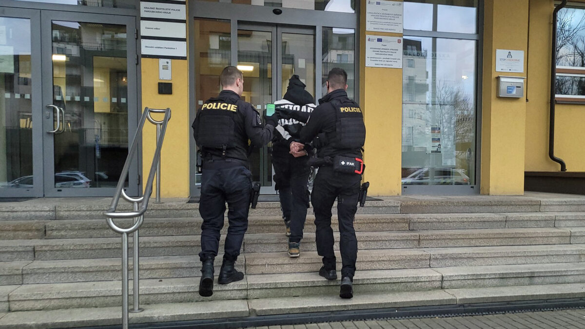 Policie muže zadržela a převezla k výslechu. Foto: PČR