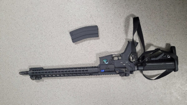 Muž u sebe měl pušku AR 15. Foto: PČR
