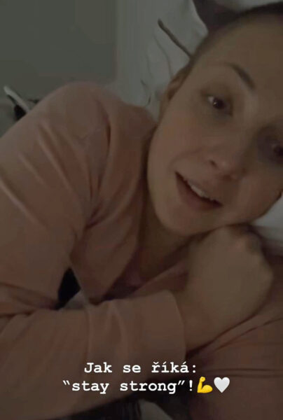 Anička Slováčková poslala fanouškům z postele po chemoterapii povzbuzující vzkaz. Zdroj: IG