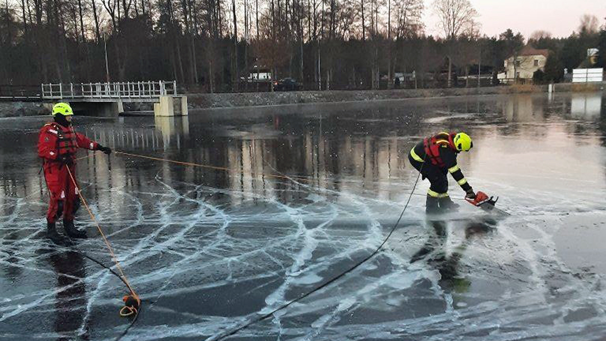 Hasiči v Ralsku vytahovali auto ze zamrzlého rybníka. Foto: HZS
