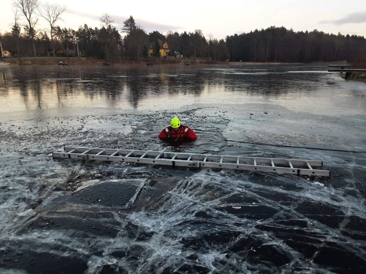 Hasiči v Ralsku vytahovali auto ze zamrzlého rybníka. Foto: HZS