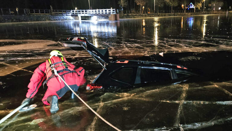 Hasiči v Ralsku vytahovali auto ze zamrzlého rybníka. Foto: HZS