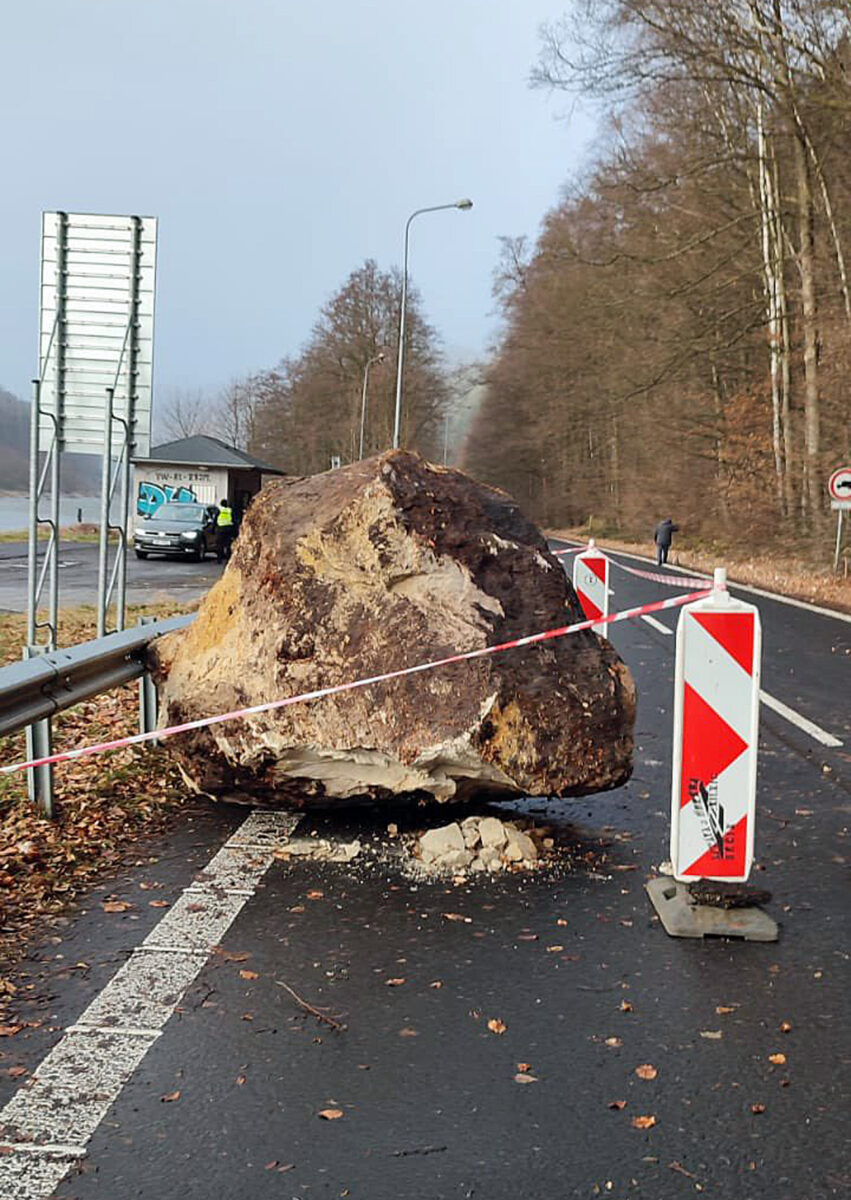 Na silnici v Hřensku se zřítil několika tunový balvan. Foto: PČR