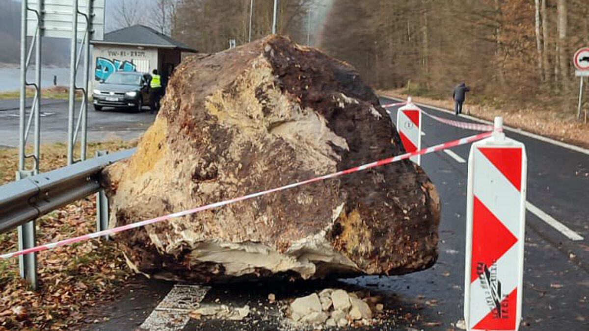 Na silnici v Hřensku se zřítil několika tunový balvan. Foto: PČR