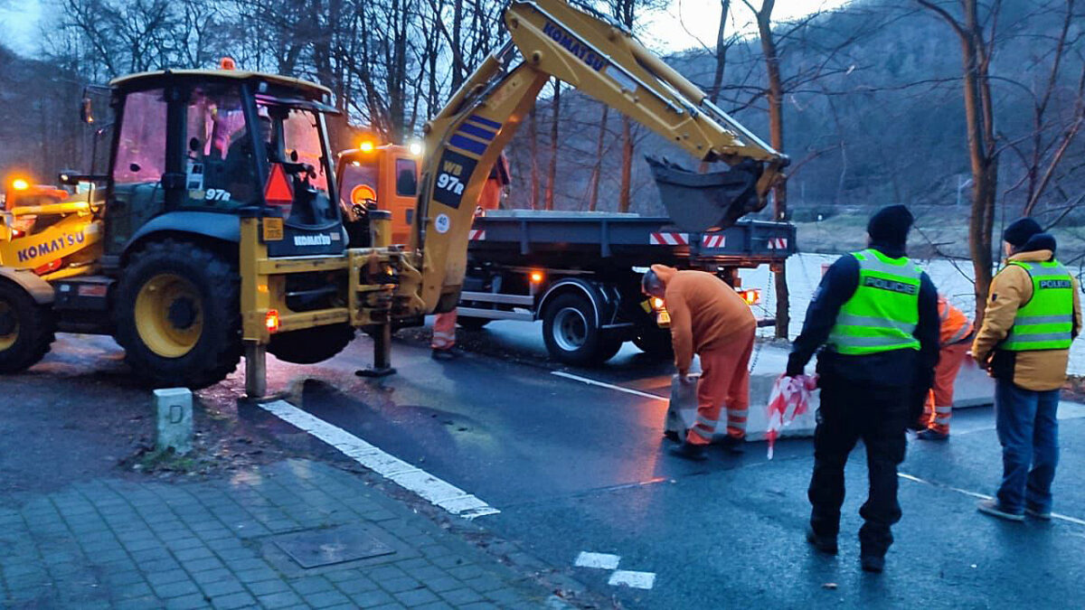 Silničáři uzavřeli silnici I/62 ve Hřensku zhruba do neděle. Foto: PČR