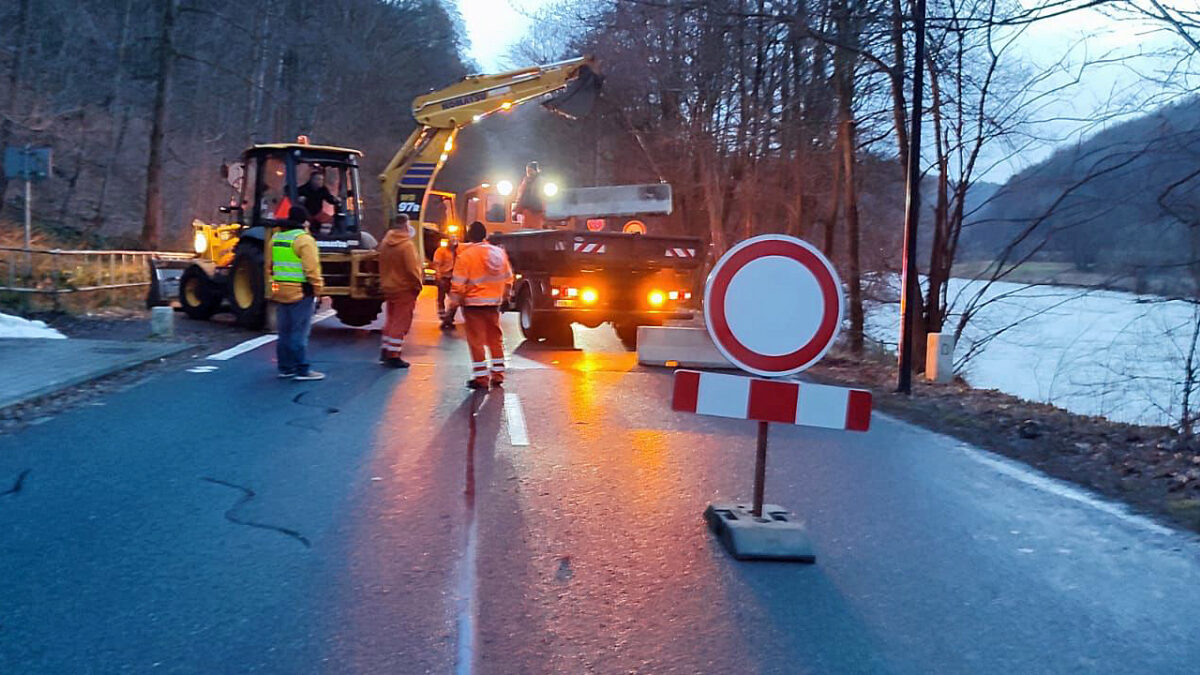 Silničáři uzavřeli silnici I/62 ve Hřensku zhruba do neděle. Foto: PČR