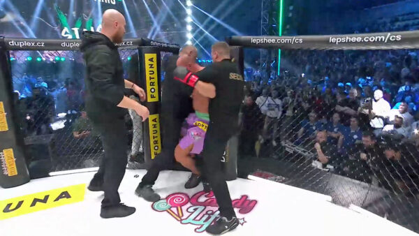 Agresivního psychopata Aleše Bejra vyvedla z ringu ochranka. Zdroj: Clash of the stars TV