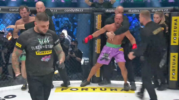 Aleš Bejr se začal s Jaromírem Soukupem rvát, rozhodčí musel zápas ukončit. Zdroj: Clash of the stars TV