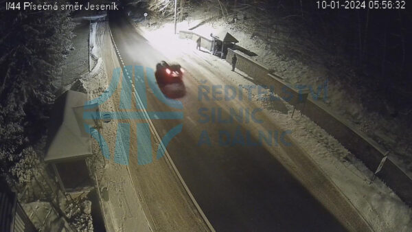 Na Jesenicku se drží sníh, silnice jsou ale většinou sjízdné. Zdroj: ŘSD