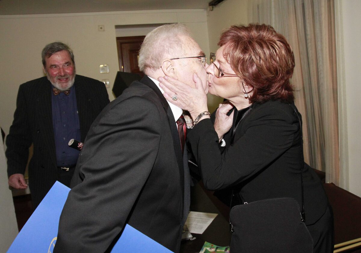 Jana Hlaváčová gratuluje svému muži Luďku Munzarovi k cené Thálie v roce 2012. Foto: Pavel Gwužď, NextFoto