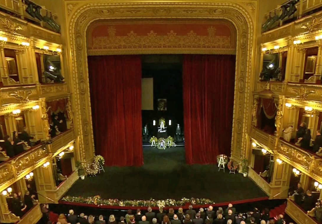 Po rozloučení se symbolicky zatáhla opona Národního divadla za potlesku smutečních hostů.