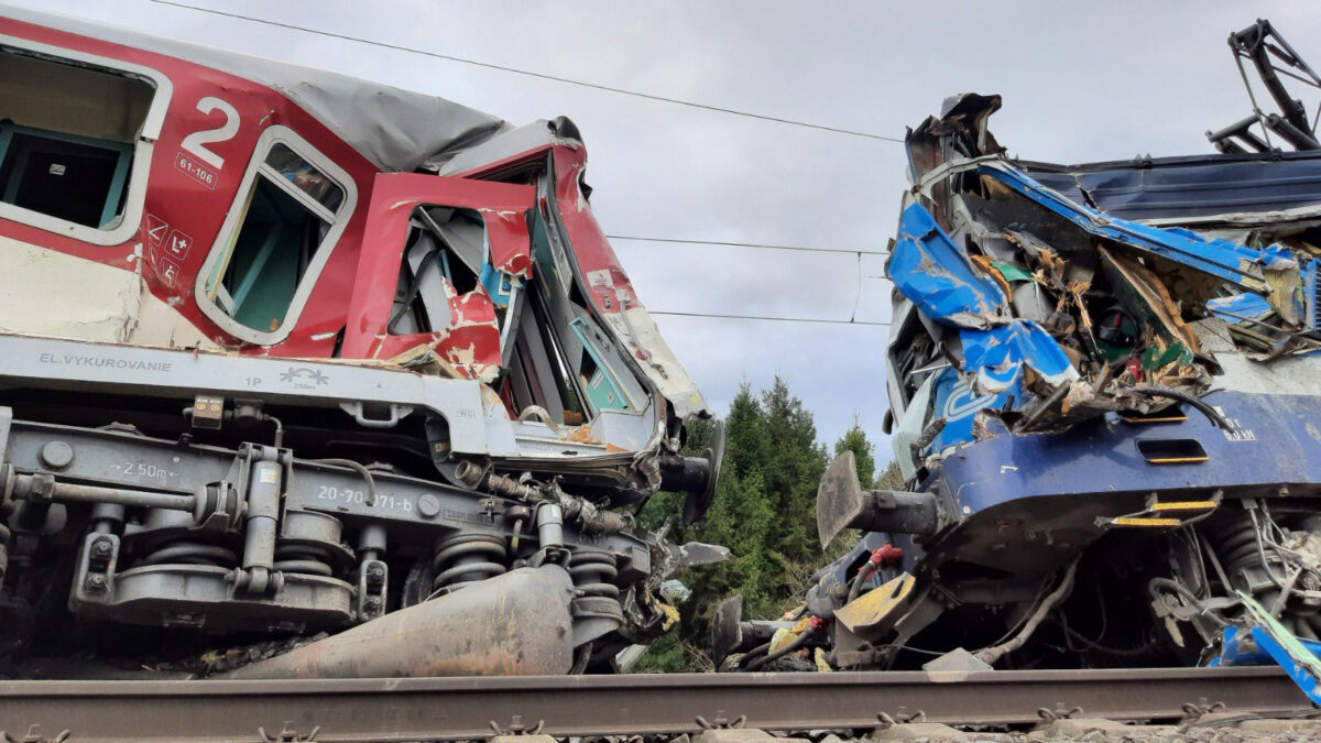 Hasiči již rozpojili zničenou lokomotivu a vagón po nehodě u Dolní Lutyně na Karvinsku. Foto: SŽ