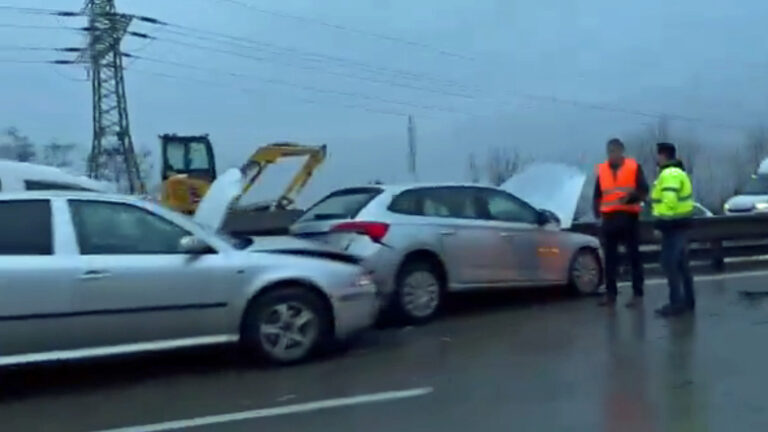 Dopravu u Prahy ráno komplikovala hromadná nehoda. Zdroj: PČR