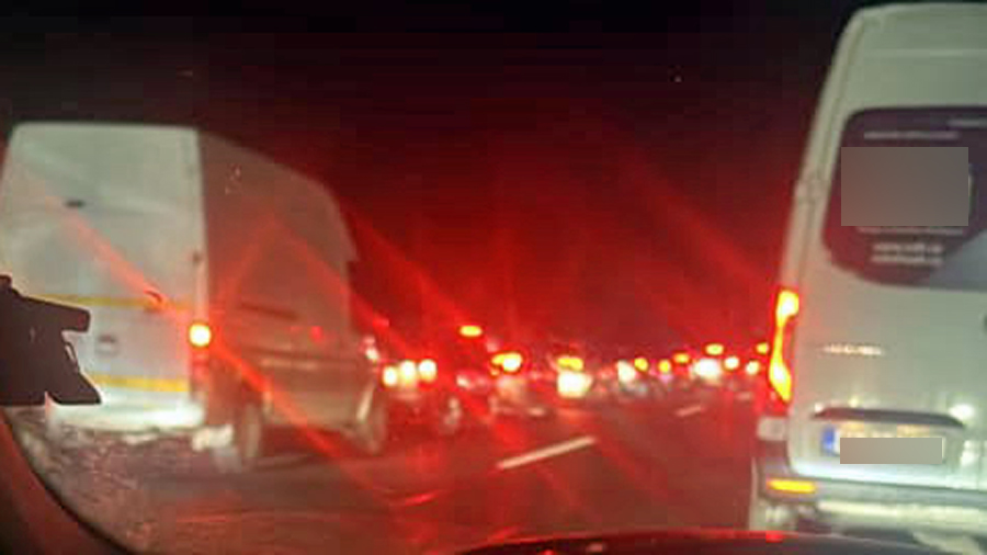 Nehoda komplikovala provoz na dálnici D10, tvořily se dlouhé kolony. Foto: FB/Diana Volková