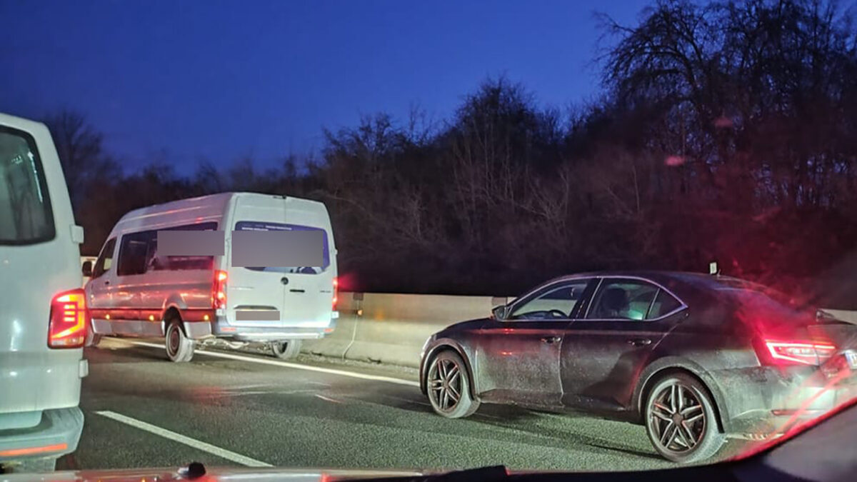 Nehoda komplikovala provoz na dálnici D10, tvořily se dlouhé kolony. Foto: FB/Pavel Šída
