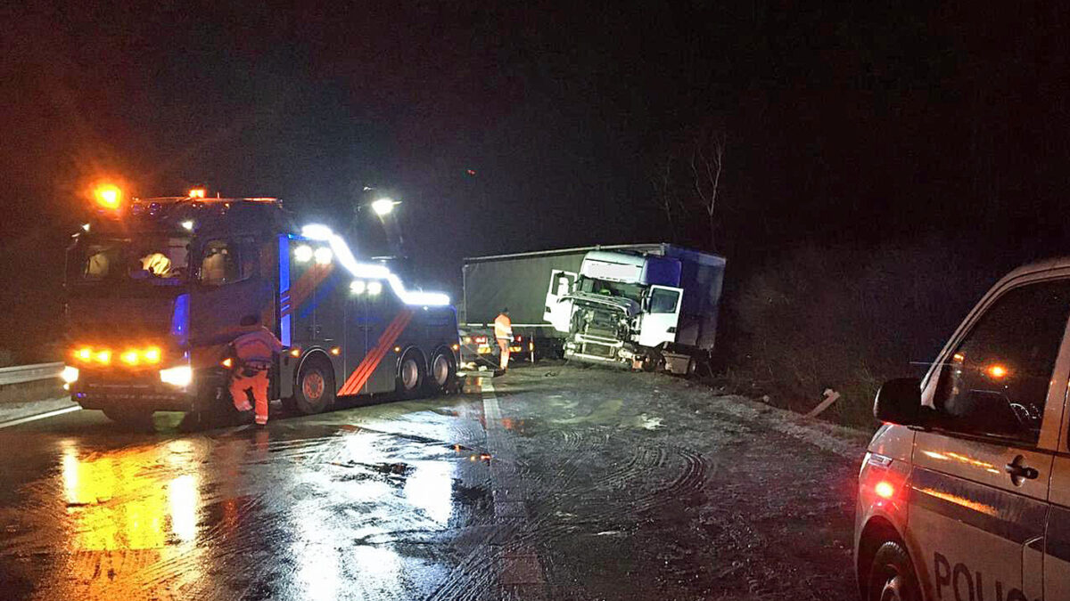 Nehoda třetího kamionu na dálnici D5. Foto: PČR