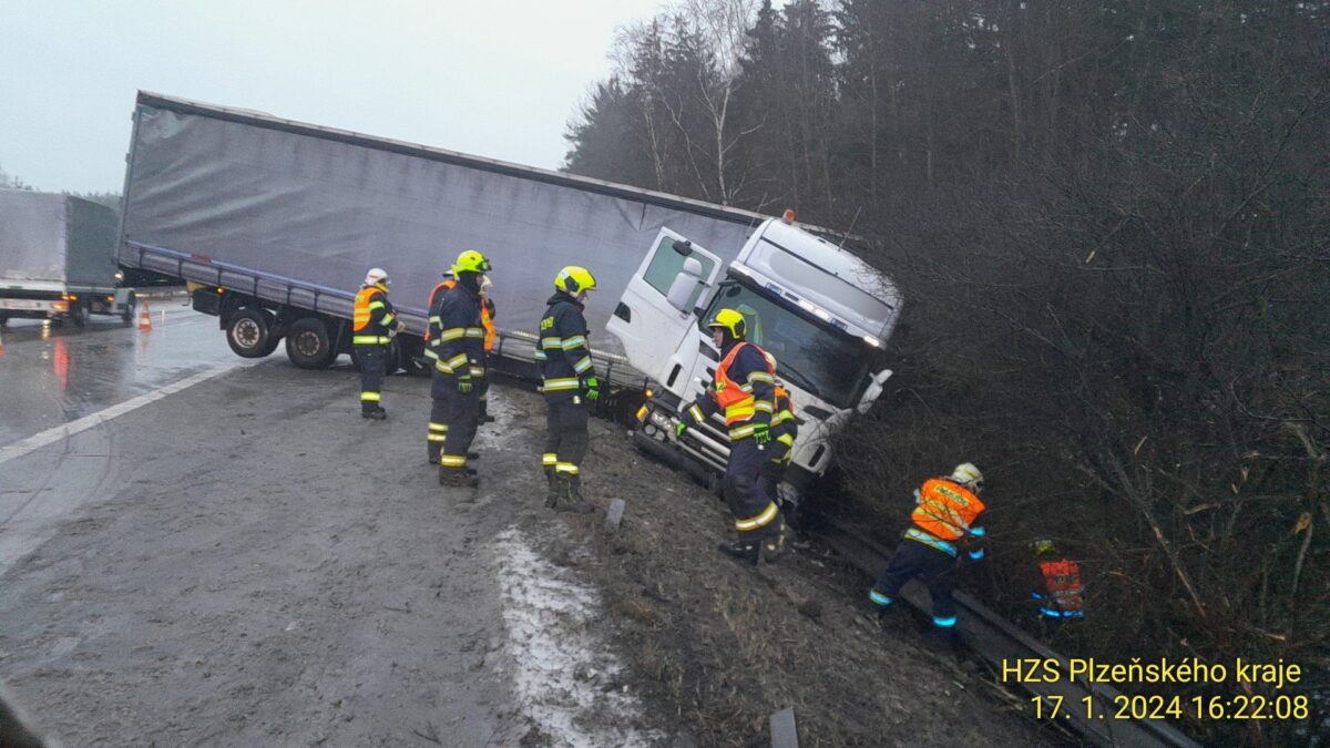 Druhý kamion havaroval na D5 na 127. kilometru směrem na Plzeň. Foto: HZS