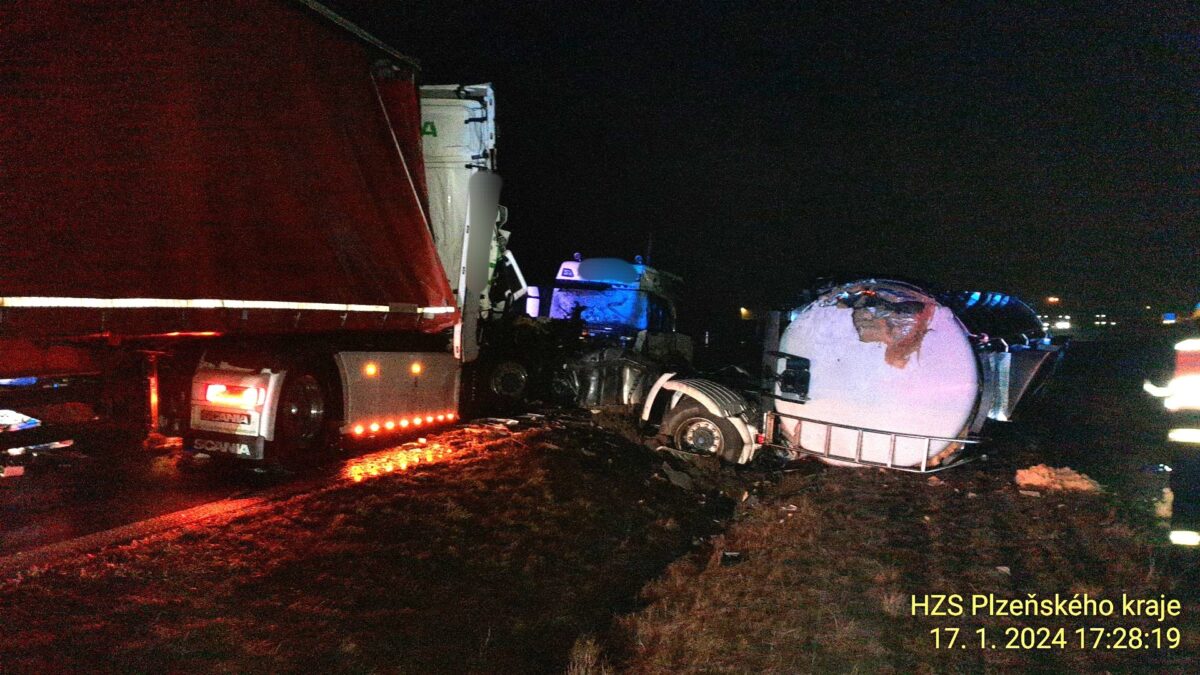 Večer se srazila cisterna a kamion na silnici I/26 mezi Meclovem a Březí. Foto: HZS
