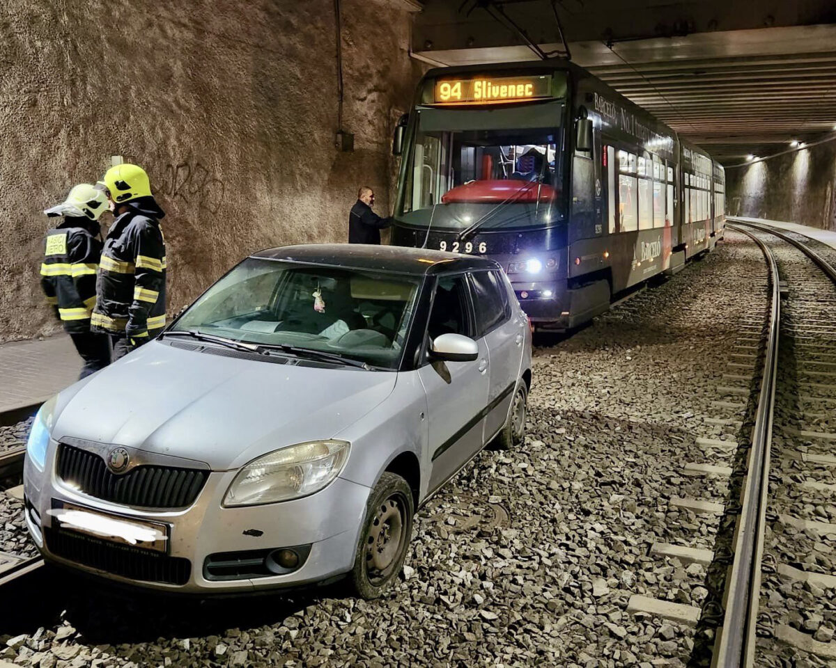 Řidička vjela na Barrandově do tunelu na tramvajové koleje. Foto: HZS