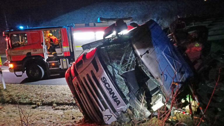 Na nájezdu na D6 z Březové u Sokolova havaroval kamion. Zdroj: HZS