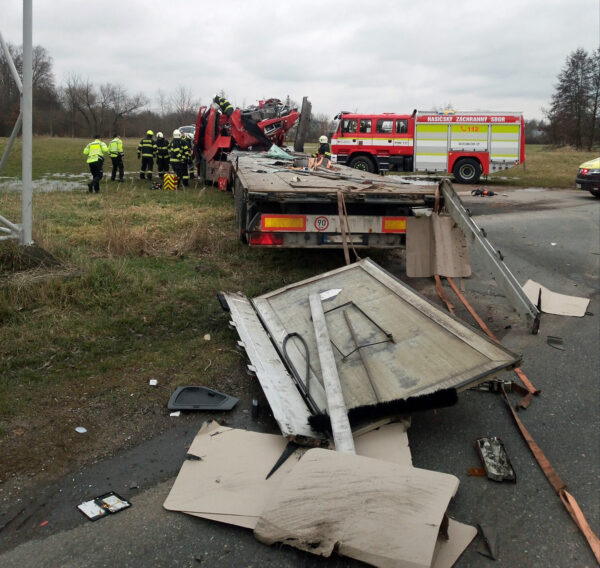Nehoda kamionu do mostu v Hradci Králově. Foto: HZS