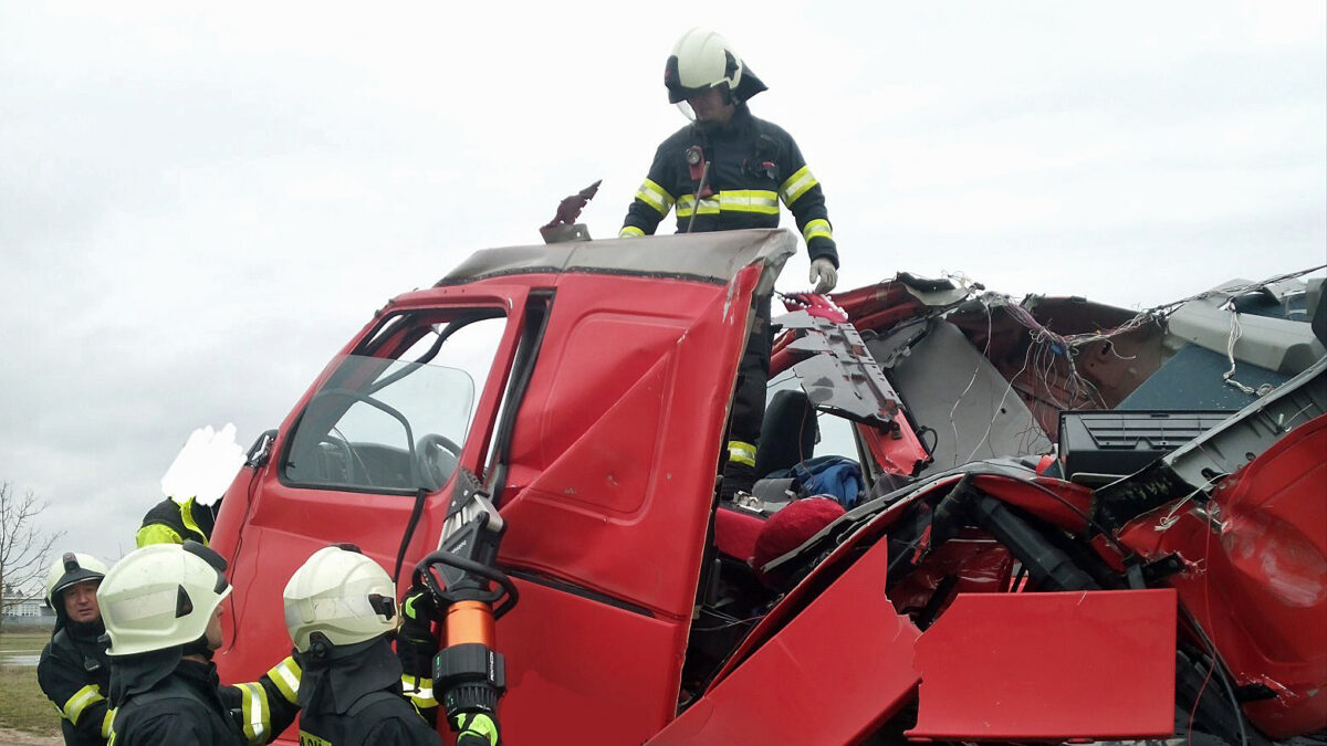 Nehoda kamionu do mostu v Hradci Králově. Foto: HZS