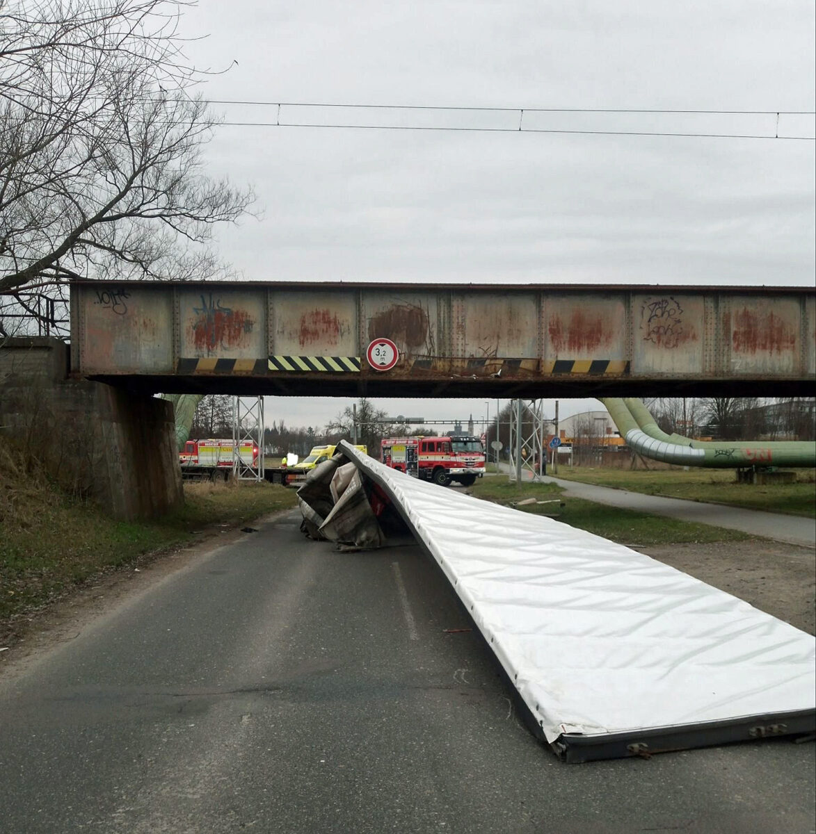 Nehoda kamionu do mostu v Hradci Králově. Foto: HZS