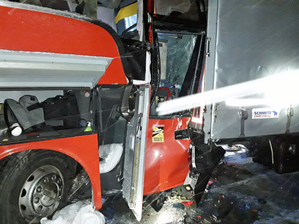 Nehoda dodávky, kamionu a autobusu na D1 u Hranic. Foto: HZS