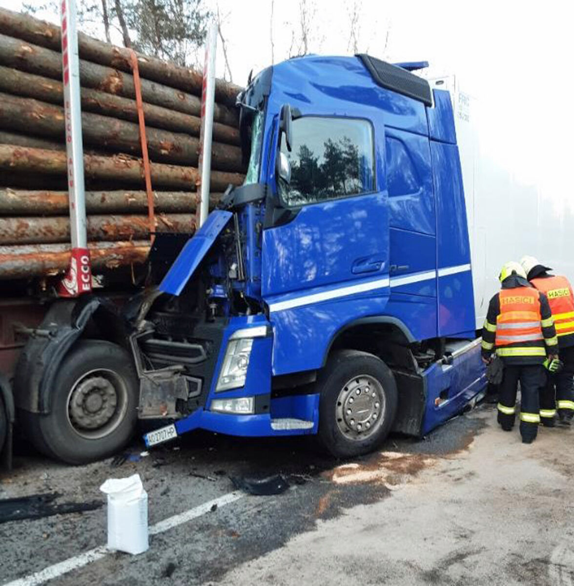 Opilý řidič kamionu narazil do ostaveného návěsu se dřevem. Foto: PČR