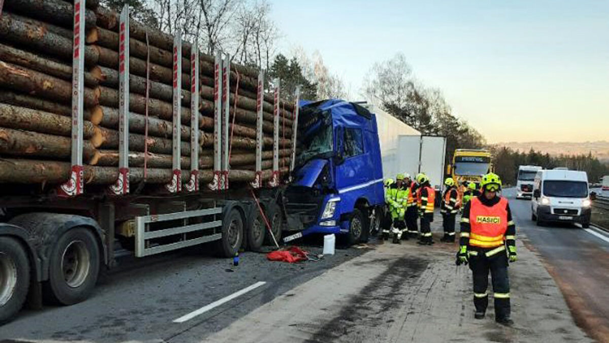 Opilý řidič kamionu narazil do ostaveného návěsu se dřevem. Foto: PČR