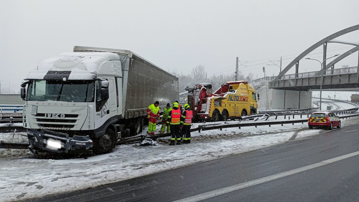 Nehoda kamionu v Karlových varech. Foto: HZS