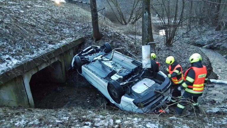 U Křelovic se zřítilo auto ze silnice, zůstalo na střeše. Foto: HZS