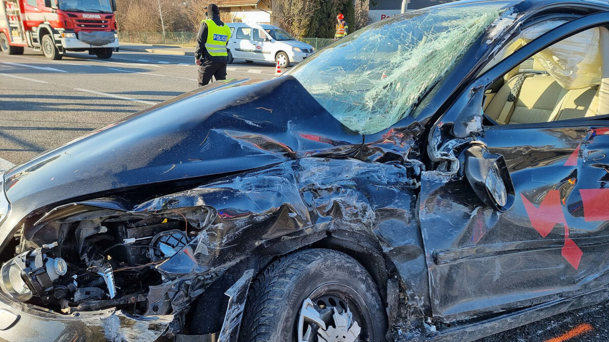 Nehoda autobusu a auta v Nesovicích. Zdroj: PČR