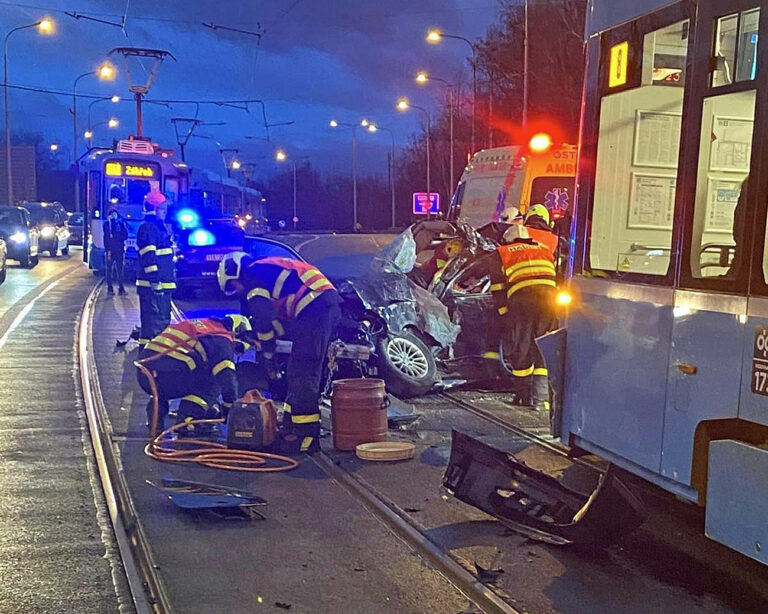 Tragická nehoda BMW a tramvaje v Ostravě. Foto: Petr Abra/FB