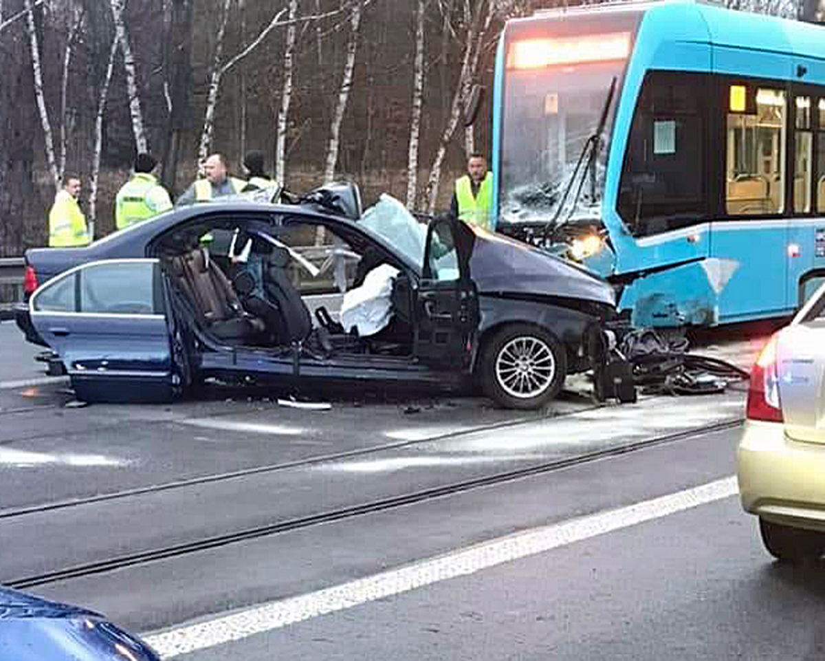 Tragická nehoda BMW a tramvaje v Ostravě. Foto: Petr Abra/FB