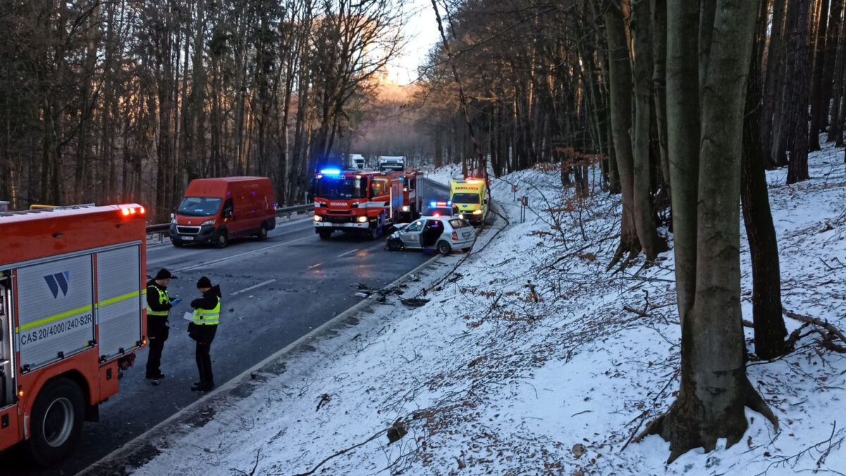 Nehoda dvou kamionů a auta u Starých Hutí směrem na Slovensko. Foto: HZS