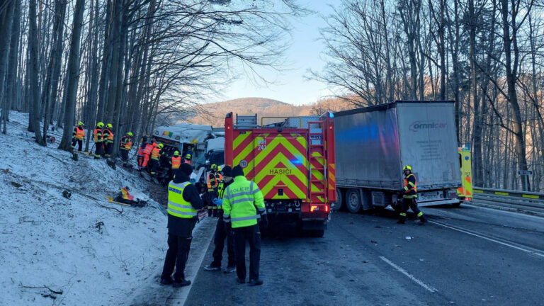 Vážná nehoda na silnici I/50 u Starých Hutí směrem na Slovensko. Foto: PČR