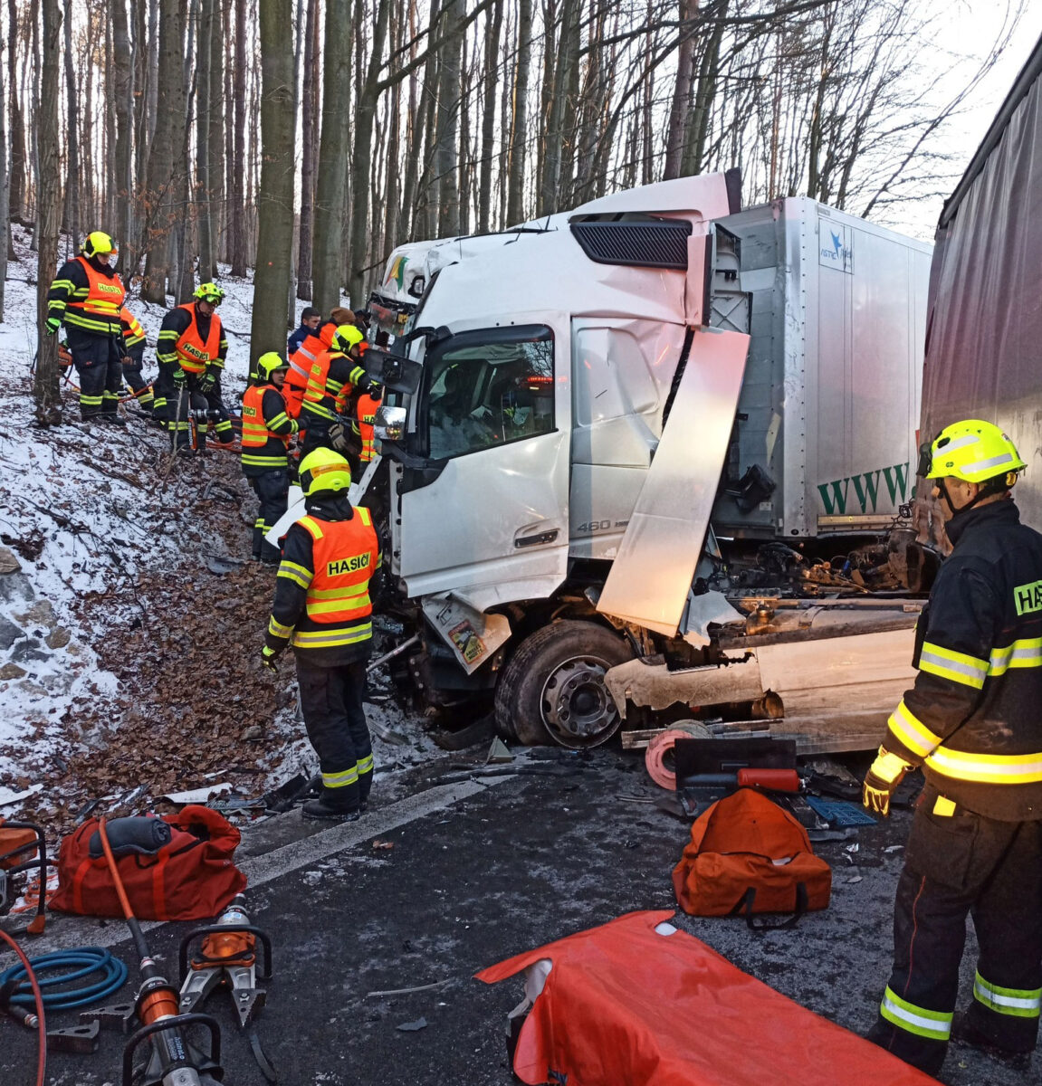 Nehoda dvou kamionů a auta u Starých Hutí směrem na Slovensko. Foto: HZS