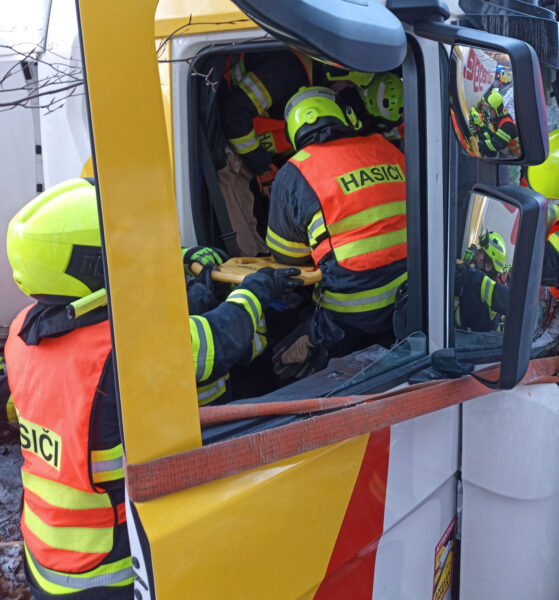 Nehoda dvou kamionů a auta u Starých Hutí směrem na Slovensko. Foto: HZS
