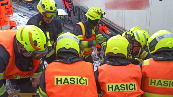 Nehoda dvou kamionů a auta u Starých Hutí směrem na Slovensko. Foto: HZS