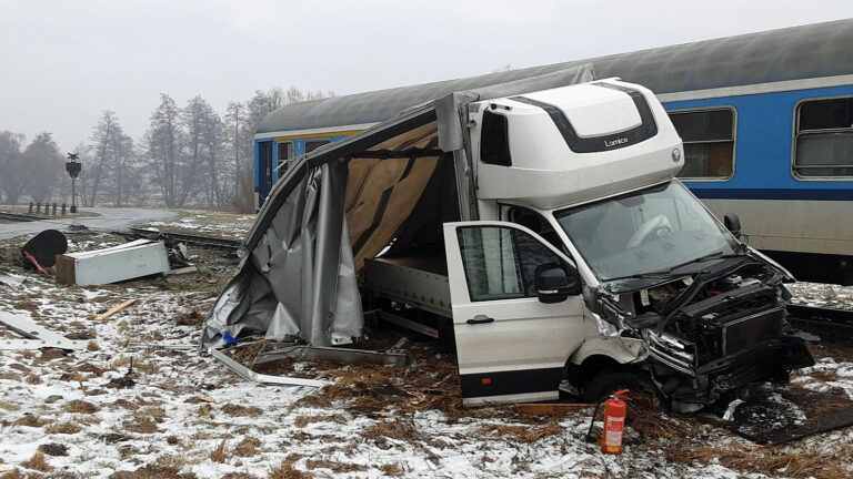 Nehoda vlaku a dodávky u Bransouze. Foto: HZS