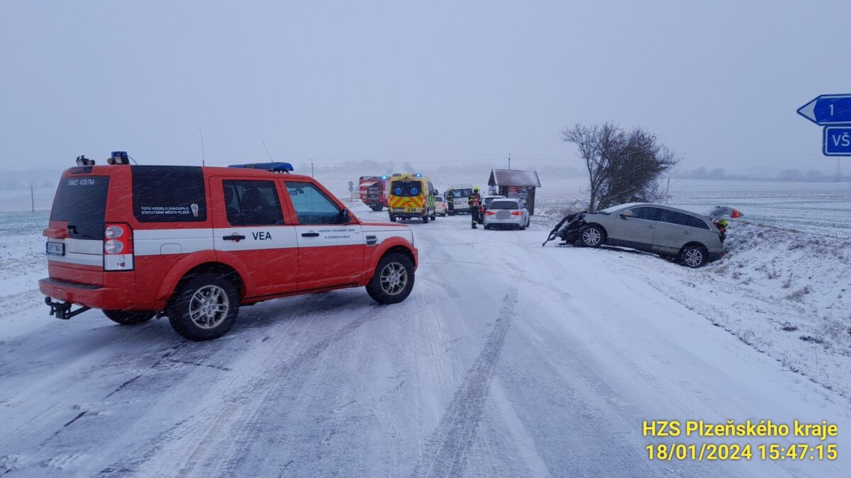 Nehoda na silnici I/20 na Plzeňsku. Foto: HZS
