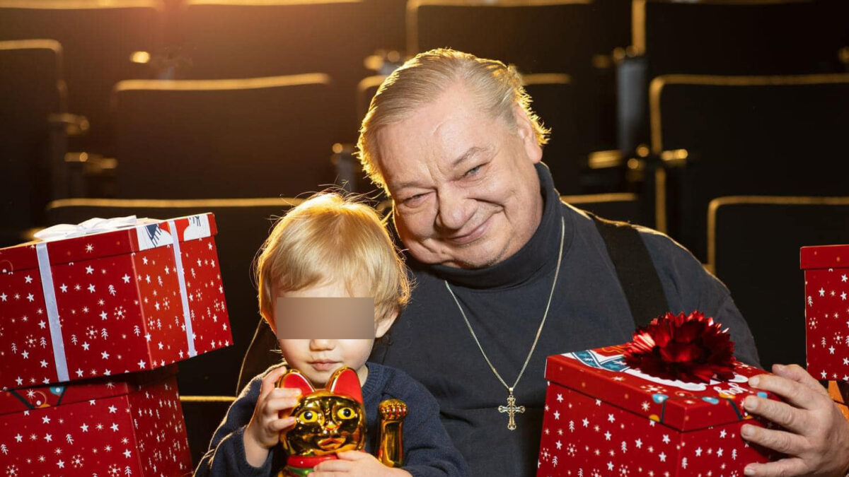 Norbert Lichý s chlapečkem, když promoval vánoční sbírku dárků pro děti. Foto: FB/Divadlo Petra Bezruče